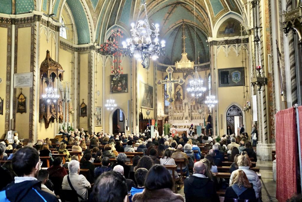 comunevenezia's tweet photo. 📌 Questa mattina alla chiesa dei Santi Gervasio e Protasio di Carpenedo il consigliere comunale Matteo Senno ha preso parte, in rappresentanza della Città, alla messa per celebrare la Virgo Fidelis, patrona dell'Arma dei carabinieri

▪️Il momento di incontro e preghiera è stato anche l'occasione per commemorare il ventennio dall’attentato di Nassiriya, avvenuto il 12 novembre 2003 durante la guerra in Iraq, che portò alla morte di 19 soldati italiani

🔗 https://t.co/IUZ87XnRKa