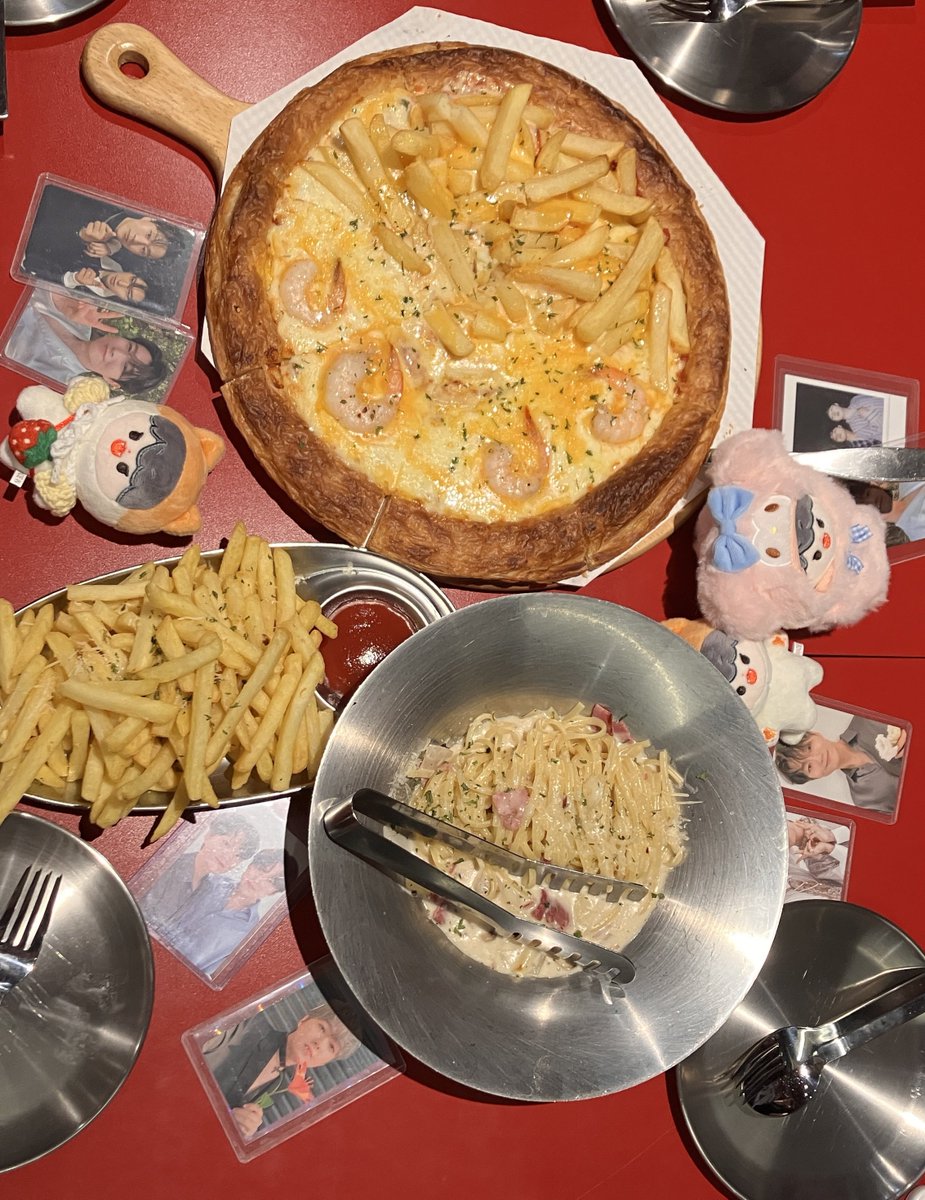 gnoe_e's tweet photo. 피자까지 너무 맛있게 먹고 집 왔어요 
밍구 생카&amp;피자가게 준비해주신 분들 진짜 짱.. 🥹
넘 즐거운 오프였음!! ♡ https://t.co/gkzJOKUmre