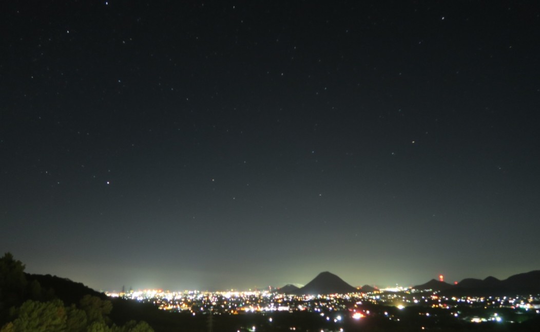 108moonsky's tweet photo. こんばんは✨
今日も一日お疲れさまでした🍀
今日は朝からいいお天気でぽかぽかと気持ちのいい一日でした😊
夜は気温がぐっと下がります。
暖かくして和やかな夜をお過ごしください🌠
#今日も一日お疲れさまです
#写真
#夜景 https://t.co/lguT2ZNtpT