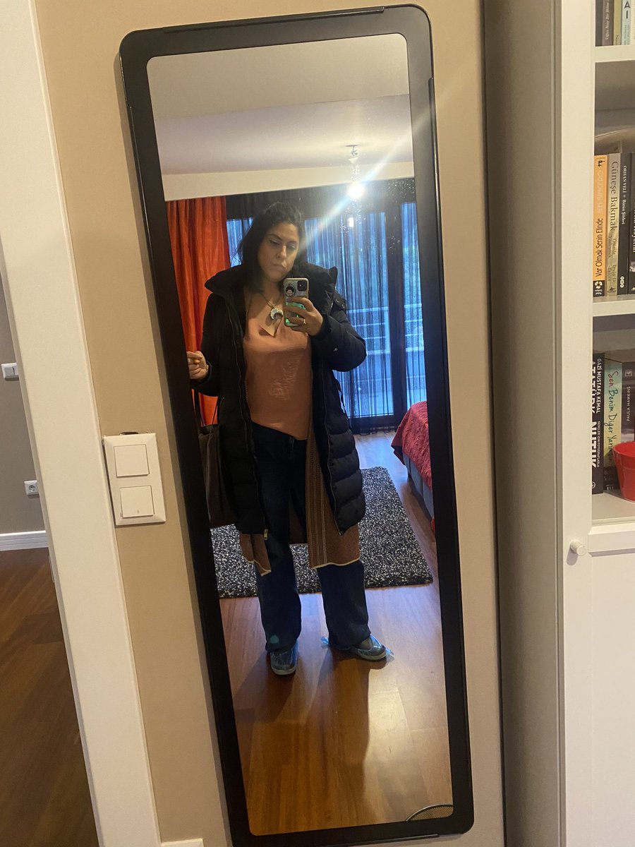 İstanbul’daki ev sahiplerine bir üzücü haberim var, o büyük ümitlerle içini dekore ettiğiniz, mobilyalı olarak vereceğiniz kiralık evlerinize dolarla oturacak expatlar, o güzel atlarına binip gittiler, geriye orta sınıf biz kaldık.  Bu ev mesela🥲