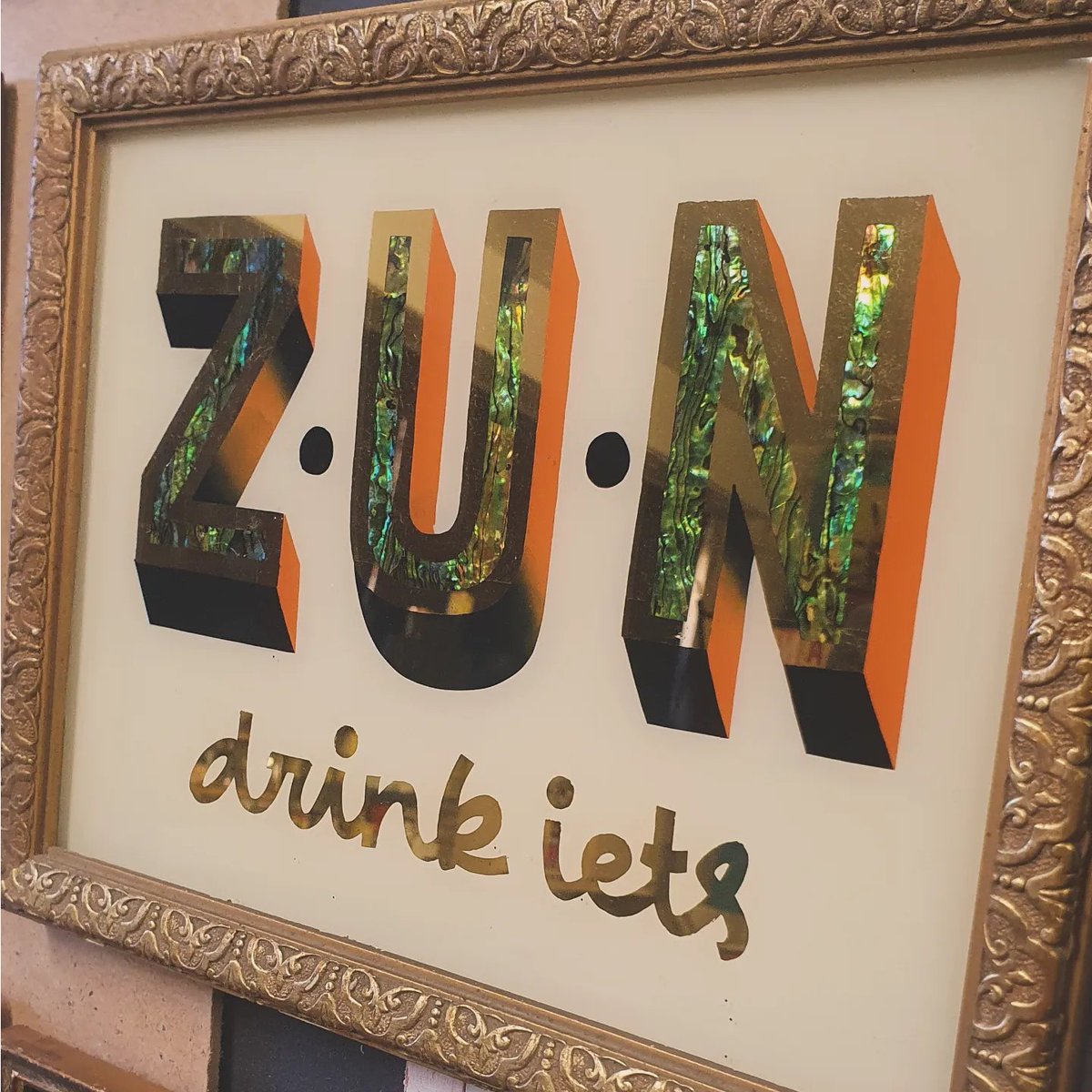 DagAmbachten's tweet photo. Out-of-the-box ideeën voor je #interieur, creatieve #woordspelingen of #quotes, geschilderd op verschillende dragers en dat alles doorspekt met #humor; daarvoor moet je bij de sympathieke (letter)#schilder Hans van @senorcolorporfavor zijn! Vandaag nog te bezoeken tot 18u. #dva23 https://t.co/JL6Uq8tRGi