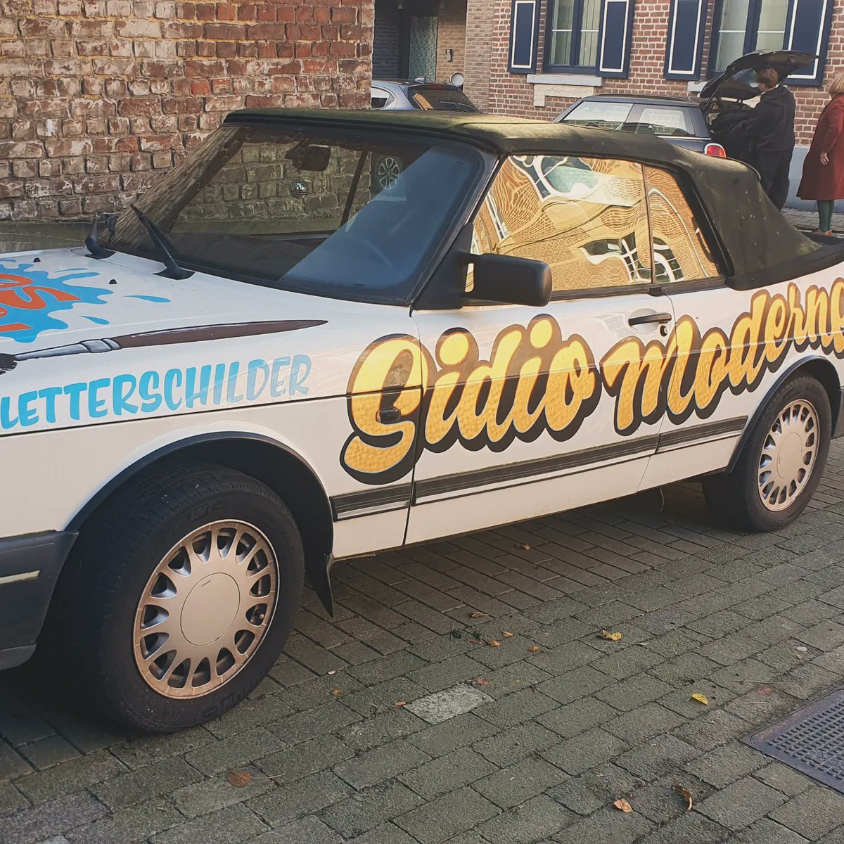 Out-of-the-box ideeën voor je #interieur, creatieve #woordspelingen of #quotes, geschilderd op verschillende dragers en dat alles doorspekt met #humor; daarvoor moet je bij de sympathieke (letter)#schilder Hans van @senorcolorporfavor zijn! Vandaag nog te bezoeken tot 18u. #dva23