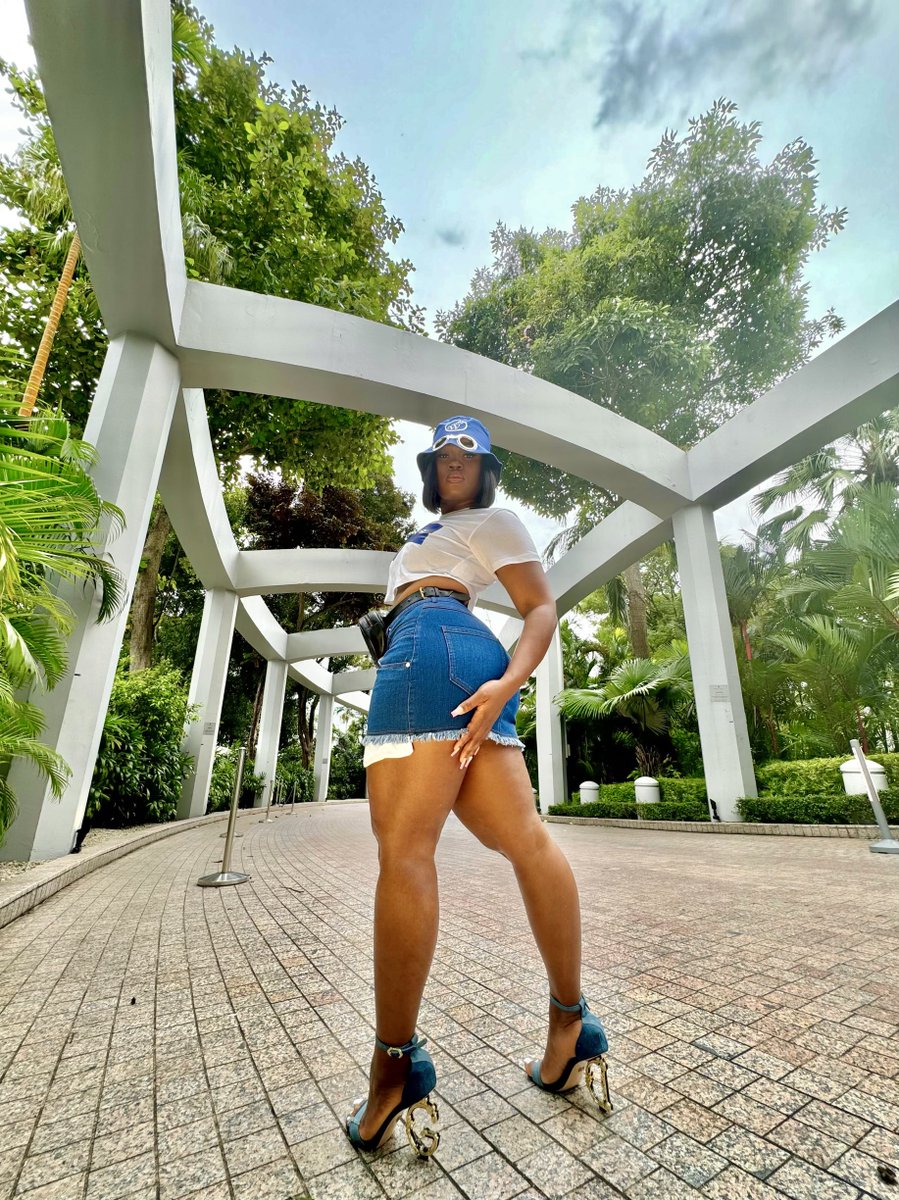 Official_CeeC's tweet photo. Trendin' topic, like, you cannot blame me 😏 . Still on #Cyngapore 

✈️ : @marvgalluptandt https://t.co/srffldjJo0