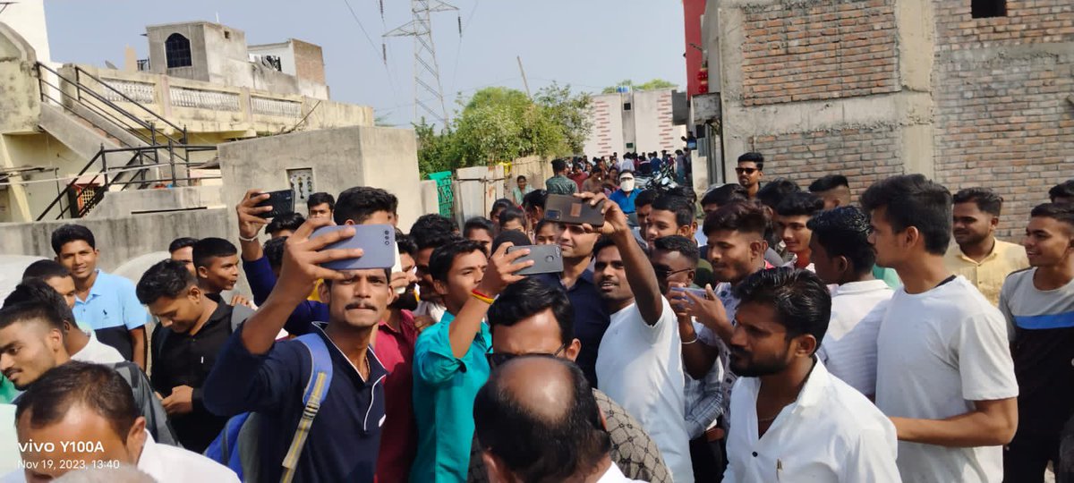 swankhede_IRS's tweet photo. In my 18 years of service, I have been very fortunate to get love and blessings from the society. Now is the time to give back to the society as much as I can. Felt blessed to be addressing rural youths at Akola about the UPSC exams, the glory they can bring to the nation by joining civil services & serving the motherland with every bit of honesty and passion. Also educated the youth about the importance of Nasha Mukt Bharat.
#JaiHind 🇮🇳