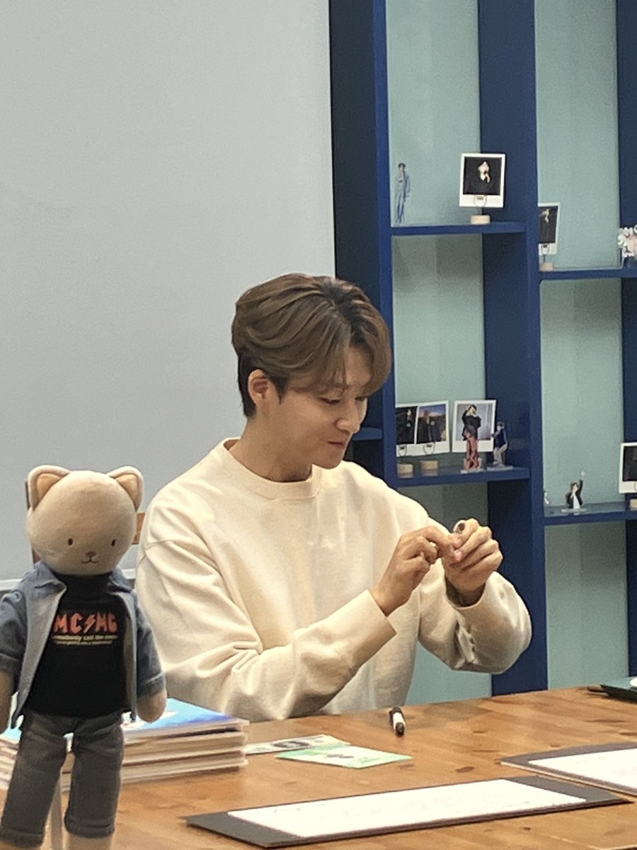 gnoe_e's tweet photo. 생카 타래 만들기는 포기.... 
아무튼 오늘 밍구도 보고 넘 알찼음 ㅜㅜ
근데 진짜..... 민규 너무 잘생겼어요
농담 아니고 얼굴 주먹만 하고.... 
눈코입 빡빡!!인데 비율도 사기임..... 
턱선이랑 콧대가 미침..... 
진짜 너무너무 잘생겨서 하루종일 잘생겼다는 말만 함 https://t.co/JESHu0cJqe