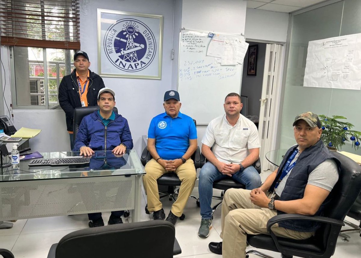 INAPA_RDGOB's tweet photo. Nuestro director ejecutivo, @warnaudbisono, encabeza reunión con el propósito de dar seguimiento y tomar las medidas pertinentes ante el paso del disturbio tropical en el país.

Están presentes miembros de nuestro Comité de Emergencia, el cual se encuentra en sesión permanente. https://t.co/GSfN7stShe