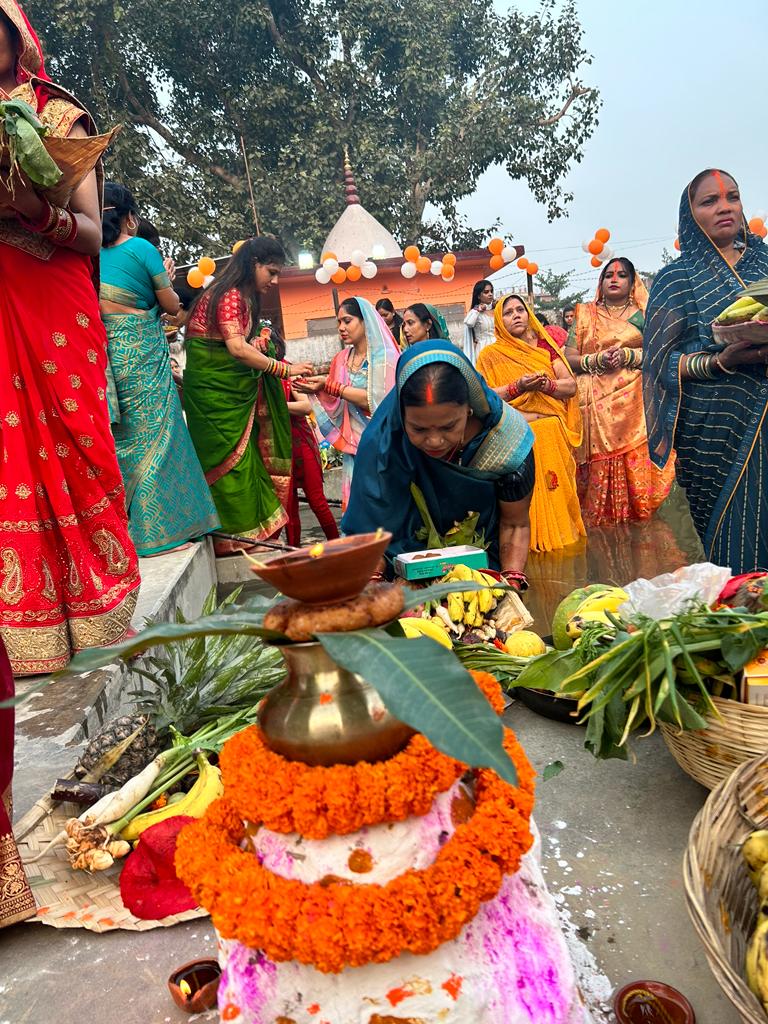 #छठ_महापर्व का तीसरा दिन है!आज #डूबते_सूरज को अर्घ दिया जाता है! चढ़ते सूरज को सभी प्रणाम करते हैं। लेकिन डूबते सूर्य का पूजन दुनिया का सबसे अनूठा पर्व है जो सनातन धर्म को और भी समृद्धिशाली बनाता है

सूर्यदेव आप सभी की मनोकामना पूर्ण करें 

जय छठी मैया🚩🙏