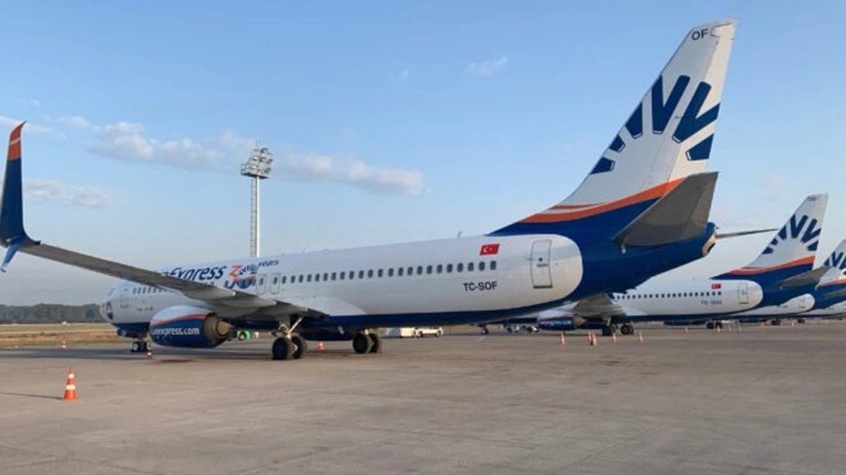 solcugazete's tweet photo. Paris-İzmir seferini yapan SunExpress uçağı, aralarında SunExpress  pilotunun da bulunduğu 30 yolcusunu Paris'te unutup  İzmir'e indi. https://t.co/wjTOu7mceb