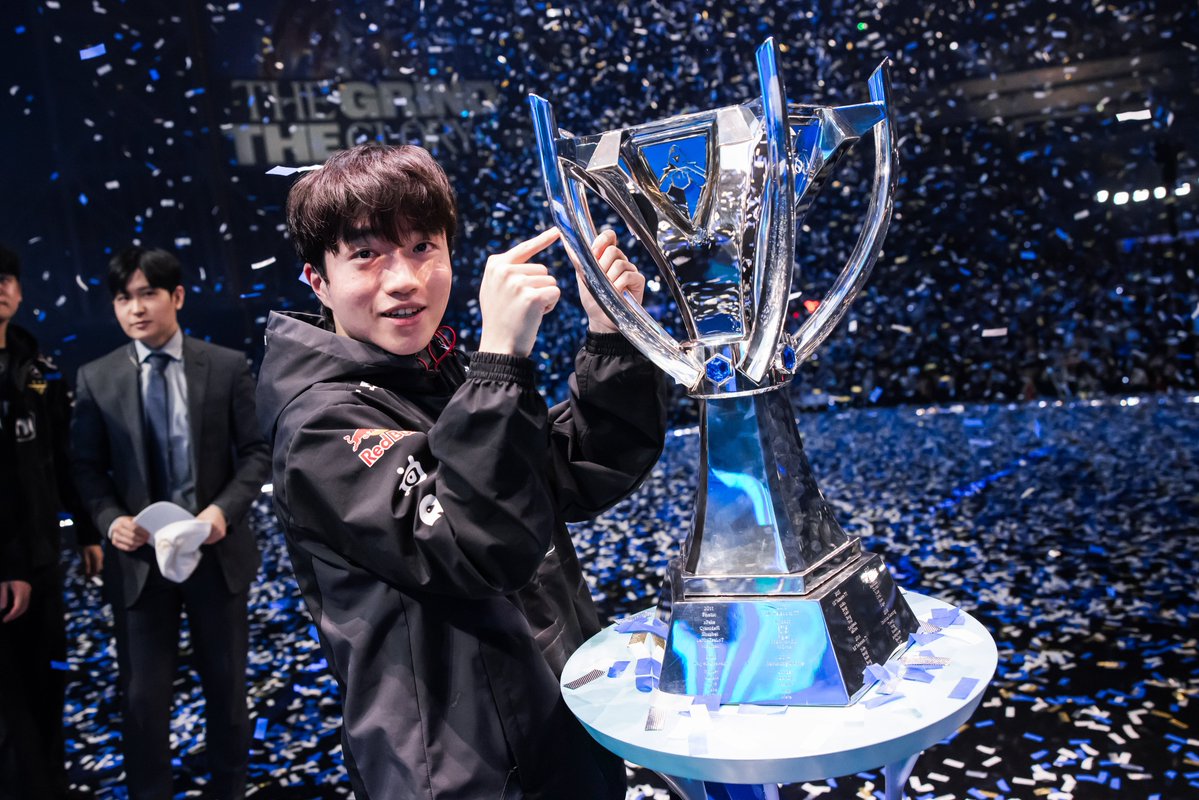 lolesports's tweet photo. tfw you win worlds https://t.co/UIPZSNElG3