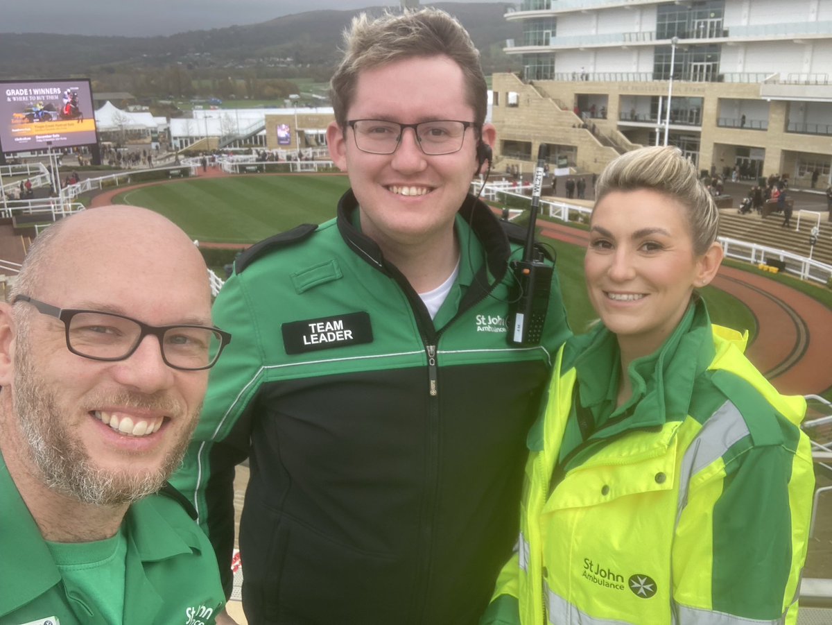 With some of the St. John Ambulance volunteers at the last day of The November Meeting at Cheltenham Racecourse. #cheltenham #volunteering #mysjaday #teamSJA @stjohnambulance @GlosSJAPres @SJAVolunteering