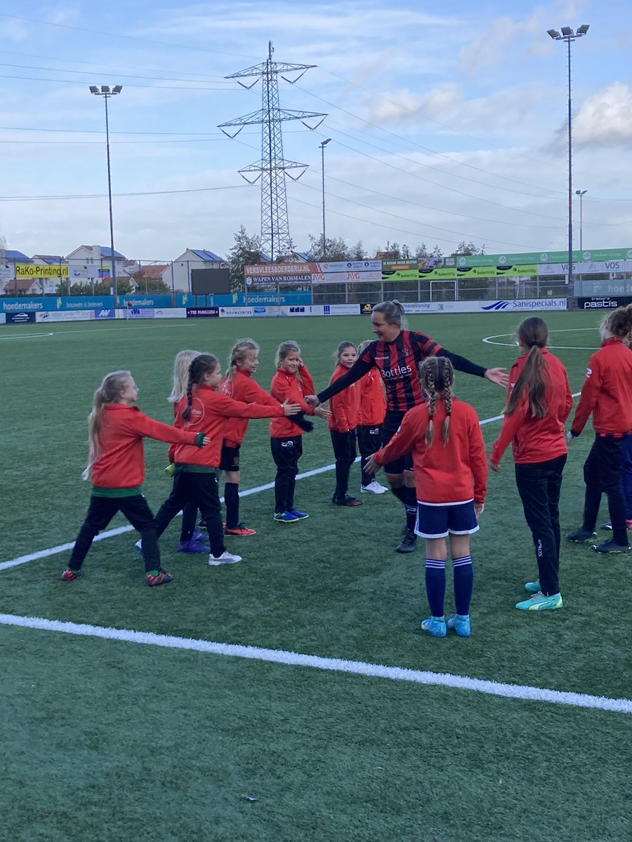 EdwinSmolders's tweet photo. Gefeliciteerd @kimmievb met liefst 400 wedstrijden voor @vrouwenojc. Een vrouw met een echt 🔴⚫️ @OJCROSMALEN hart. https://t.co/4O4FlN1FHo