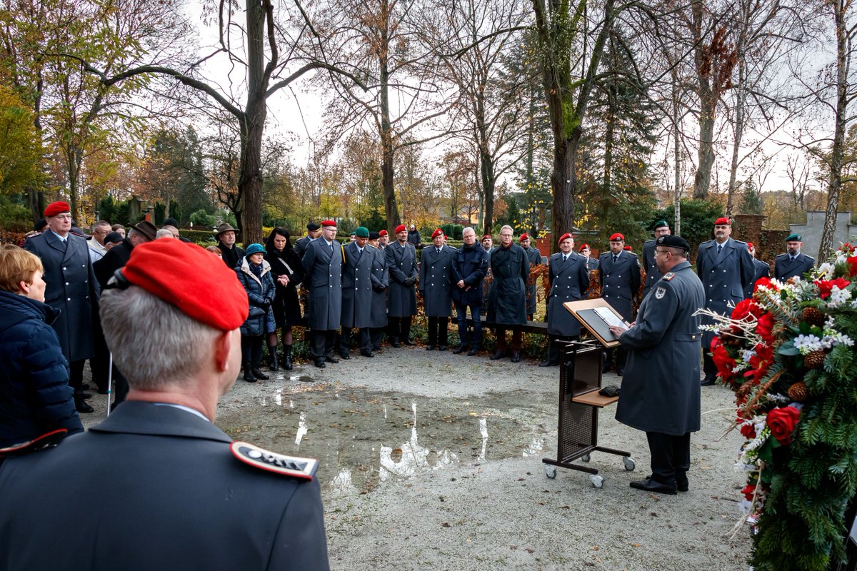 Deutsches_Heer's tweet photo. Kranzniederlegung zum #Volkstrauertag in #Strausberg - in ewigem Gedenken & in Gedanken bei den Hinterbliebenen. Das #Heer hält inne und gedenkt der Opfer von Krieg & Gewaltherrschaft. Den Toten zur Erinnerung – den Lebenden zur Mahnung. #RuhetInFrieden https://t.co/ofoN3cx48J