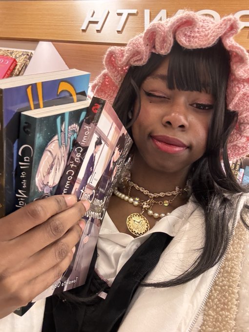1 pic. went to b&n the other day to act cute…! ? https://t.co/PwhybRaOtx