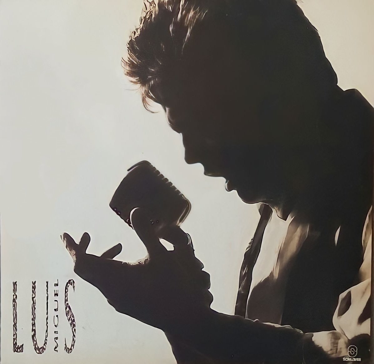 Chris_Montz's tweet photo. El martes 19 de noviembre de 1991, el sello WEA Latina publicó ‘Romance’, el octavo álbum de Luis Miguel, que marcó un antes y un después en su carrera. Grabado en colaboración con el legendario Armando Manzanero, este disco trajo de vuelta el bolero y lo colocó en los primeros lugares de la escena musical en plena década de los 90, cuando predominaban otros géneros. Fue un fenómeno no solo en América Latina, sino también en países como España y Estados Unidos. Sin duda, ‘Romance’ fue un gran aporte para rescatar el bolero y lo consagró como uno de los discos más emblemáticos de Luis Miguel. 

Incluye: ‘No Me Platiques Más’, ‘Inolvidable’, ‘La Puerta’, ‘La Barca’, ‘Te Extraño’, ‘Usted’, ‘Contigo En La Distancia’, ‘Mucho Corazón’, ‘La Mentira’, ‘Cuando Vuelva A Tu Lado’, ‘No Sé Tú’ y ‘Cómo’.