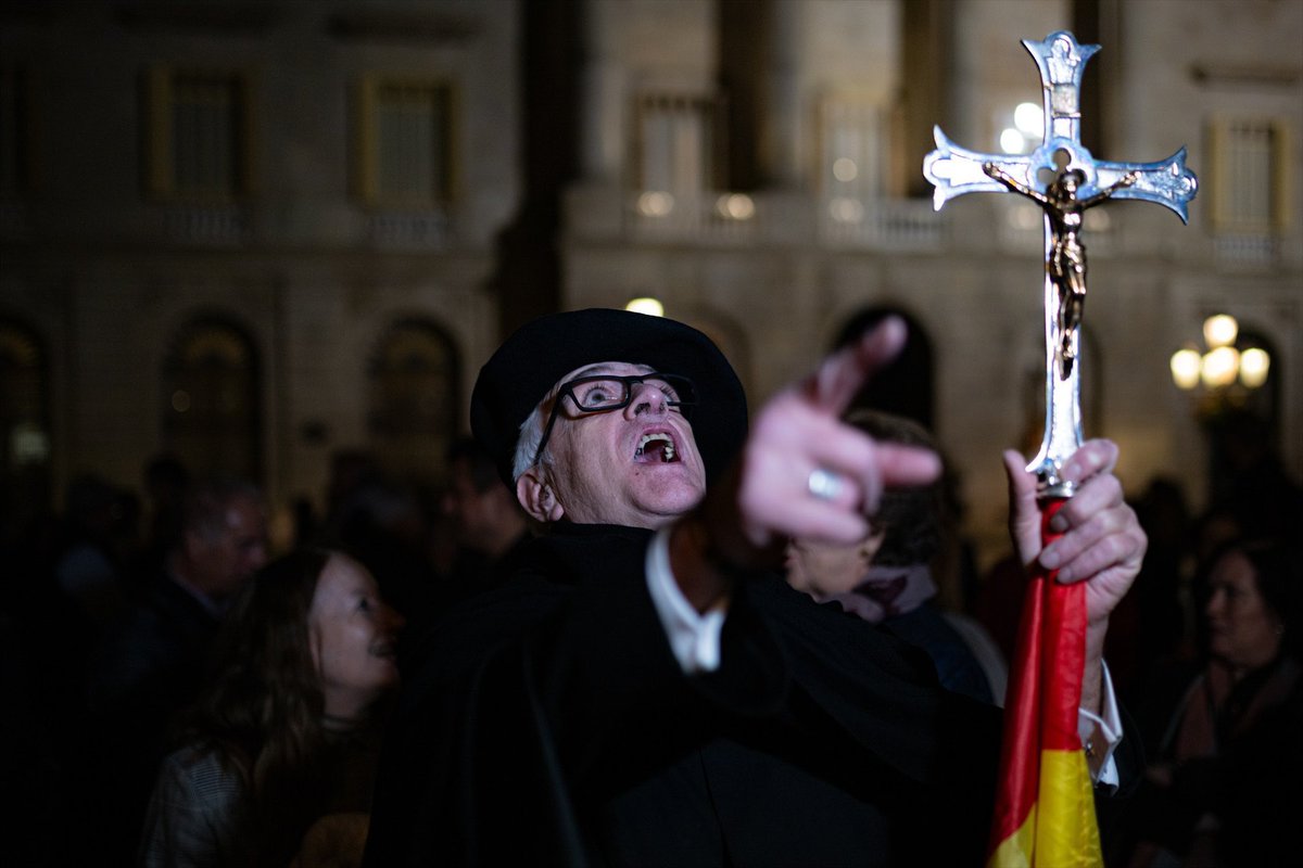 josepalay's tweet photo. Només demano una cosa. Que quan aquesta gent calin foc a la seva Espanya, tinguem Catalunya ben preparada per deixar anar amarres i perdre’ls de vista per sempre. https://t.co/R4TMgiZaKy