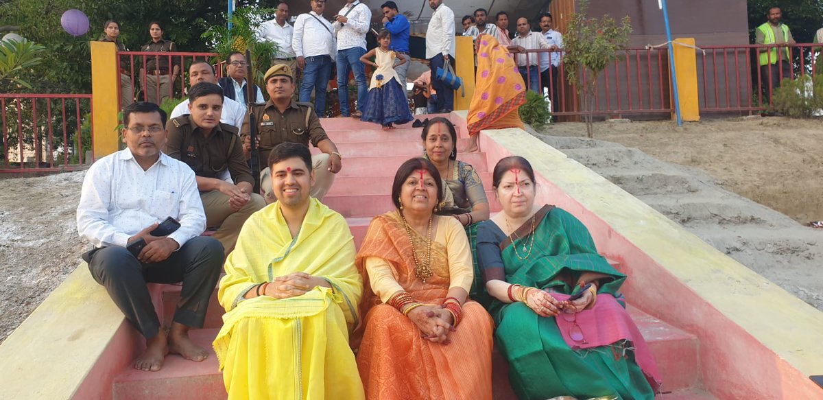 DmMaharajganj's tweet photo. छठ पर्व के अवसर पर अस्ताचल सूर्य का पूजन–अर्चन करते हुए लोक मंगल की कामना की। https://t.co/WvNIgbOnZG