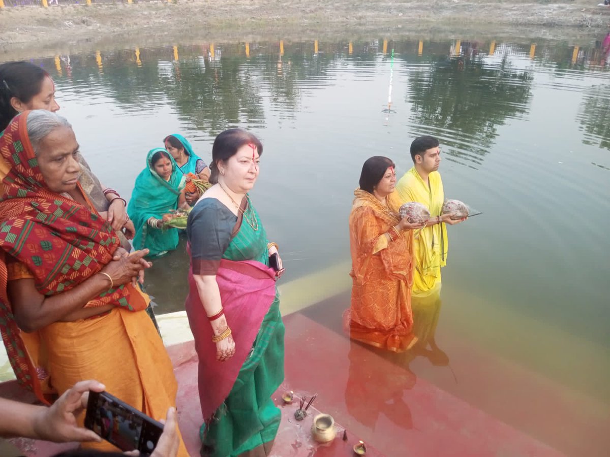 DmMaharajganj's tweet photo. छठ पर्व के अवसर पर अस्ताचल सूर्य का पूजन–अर्चन करते हुए लोक मंगल की कामना की। https://t.co/WvNIgbOnZG