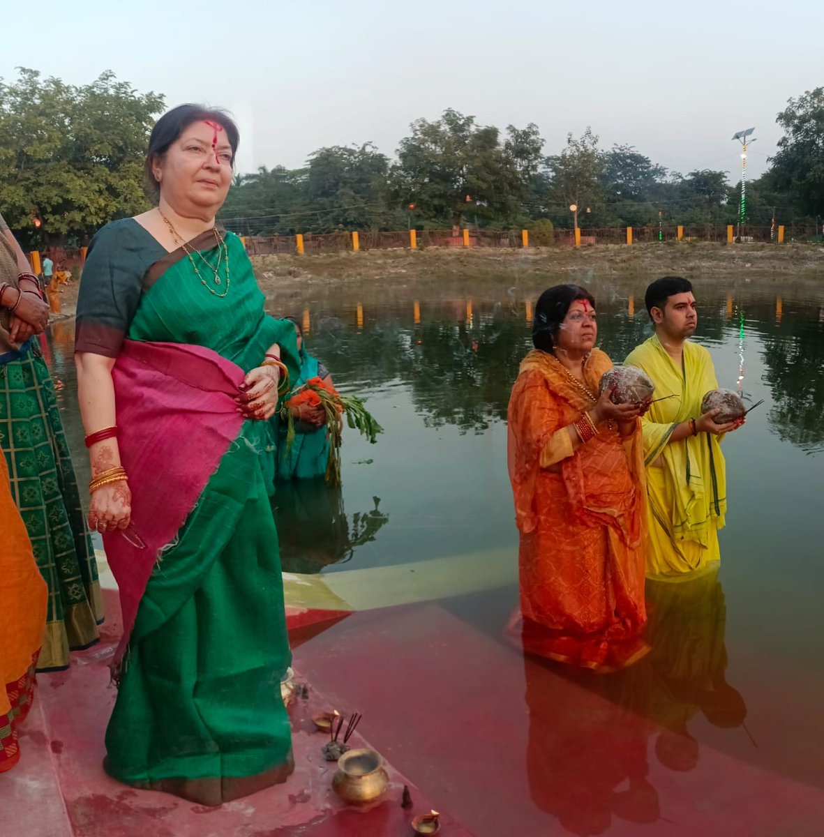 DmMaharajganj's tweet photo. छठ पर्व के अवसर पर अस्ताचल सूर्य का पूजन–अर्चन करते हुए लोक मंगल की कामना की। https://t.co/WvNIgbOnZG