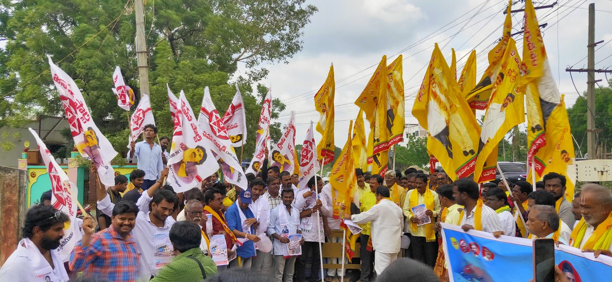 JSP_Gudur's tweet photo. @JanaSenaParty @JaiTDP ఉమ్మడి సారథ్యంలో గుంతల ఆంధ్రప్రదేశ్ కు దారేది కార్యక్రమంలో గూడూరు-విందూరు రోడ్డు పై జనసేన @ChandraTheegala టీడీపీ నాయకులు పాశం సునీల్ 
#GunthalaRajyamAP #WhyAPHatesJagan
#JSPGudur #Nellore
@PawanKalyan @mnadendla
@NagaBabuOffl @JSPManuKranth
@AjayaKumarJSP https://t.co/cTEXcO2kWz