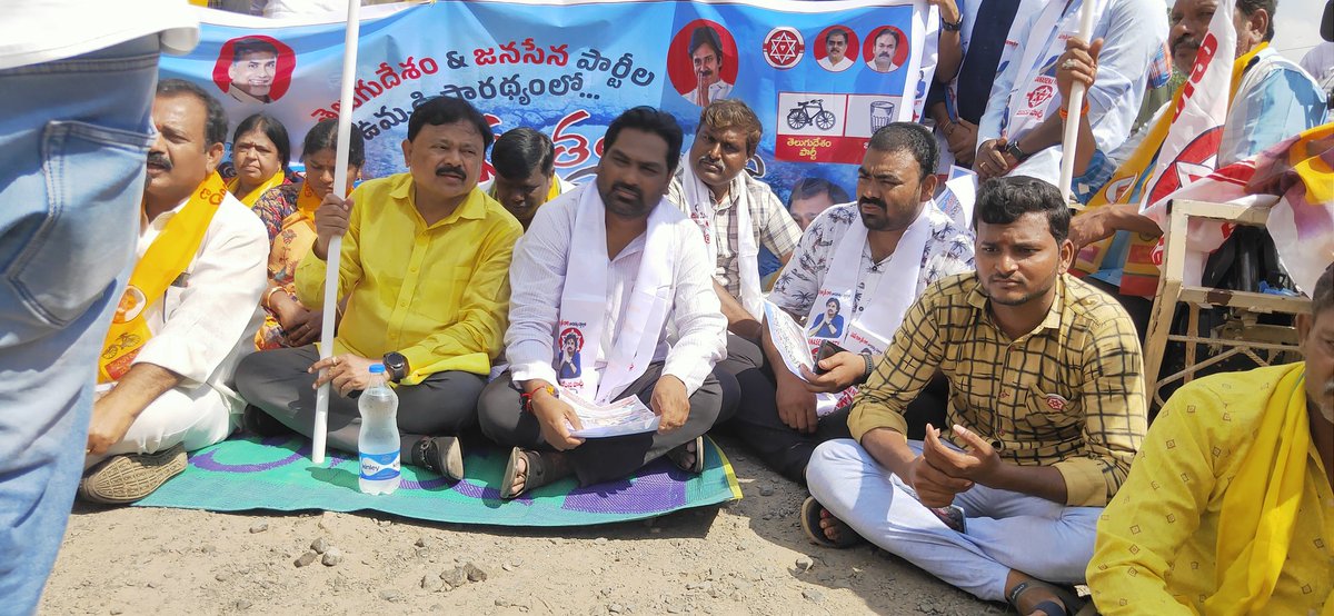 JSP_Gudur's tweet photo. @JanaSenaParty @JaiTDP ఉమ్మడి సారథ్యంలో గుంతల ఆంధ్రప్రదేశ్ కు దారేది కార్యక్రమంలో గూడూరు-విందూరు రోడ్డు పై జనసేన @ChandraTheegala టీడీపీ నాయకులు పాశం సునీల్ 
#GunthalaRajyamAP #WhyAPHatesJagan
#JSPGudur #Nellore
@PawanKalyan @mnadendla
@NagaBabuOffl @JSPManuKranth
@AjayaKumarJSP https://t.co/cTEXcO2kWz