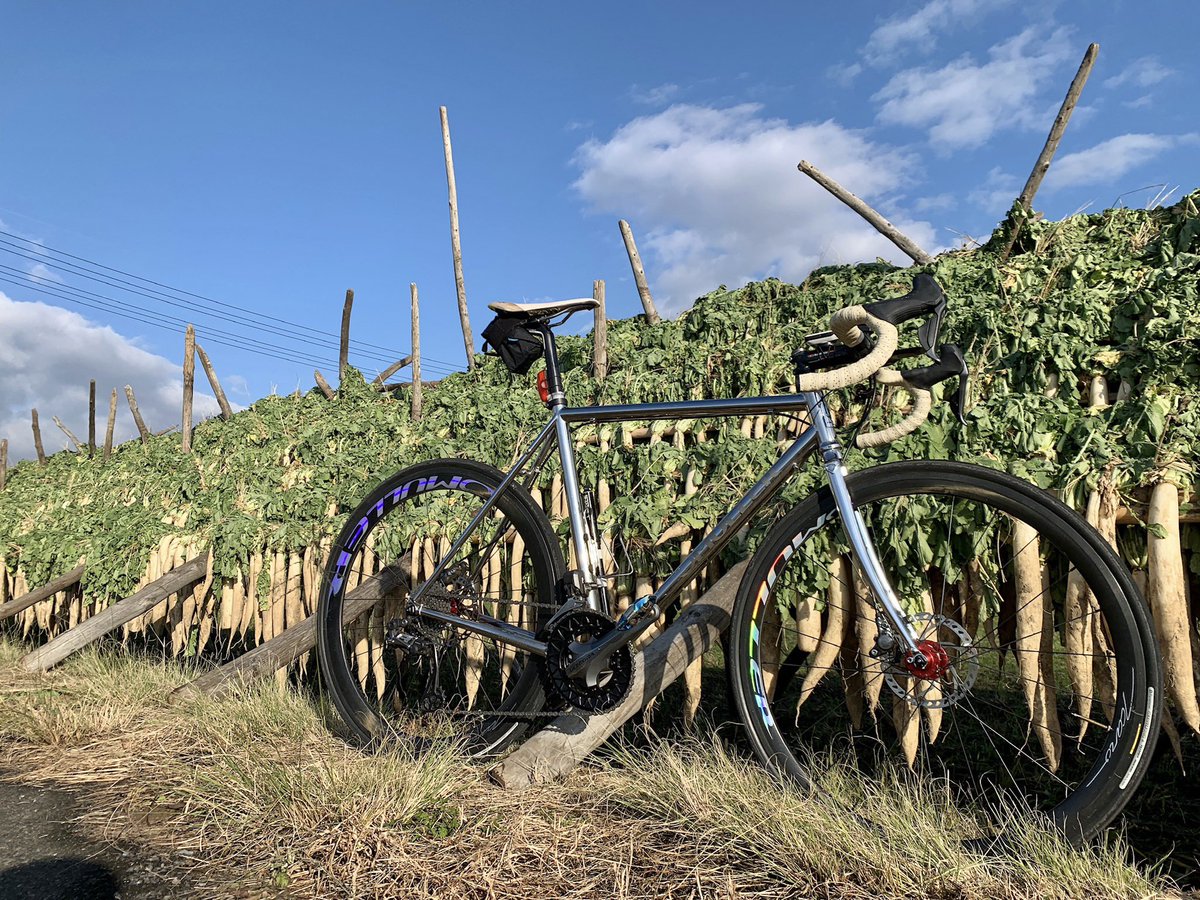 MULLERjapan's tweet photo. 冬の風物詩、干し大根。
ステンレスバイクで走ると、背中を押されるようについ遠くまで来てしまう。
#crescent
#newmodel
#reynolds931
#stainlesssteel
#roadbikes #gravelbikes
#titaniumfork
#rimbrake #discbrake
#hillclimbs #longriding #absorbvibration #enjoyride #enjoylife https://t.co/mKDNvDHeP6