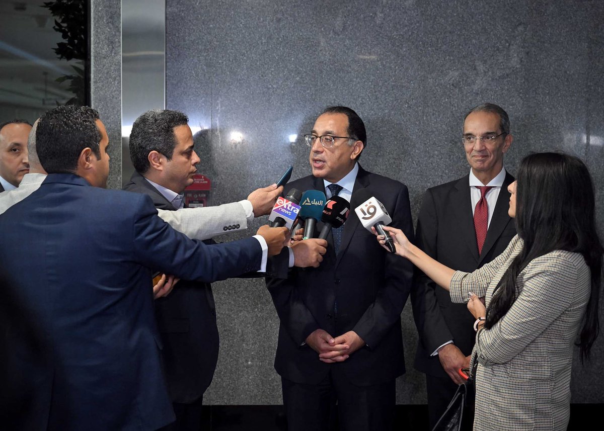 CabinetEgy's tweet photo. في #تصريحات_صحفية خلال تفقد وافتتاح 6 شركات عالمية بمصر في مجال خدمات التعهيد:

#رئيس_الوزراء_يوجه_رسالة_لشباب_مصر: مُستقبل قطاع تكنولوجيا المعلومات حدوده السماء.. والشباب المصري أحد أهم ركائز هذه الصناعة المستقبلية خلال الفترة القادمة

للمزيد| https://t.co/VqDDHExcOT https://t.co/3YgQPqfdyr