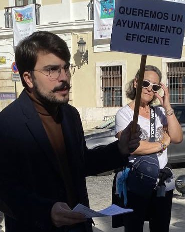 PonteBalas's tweet photo. Hoy un grupo de vecinos y vecinas de los diferentes barrios de Badajoz nos hemos manifestado ante el Ayuntamiento para protestar por el mal estado del alcantarillado y contra el abandono de nuestros barrios. ¡Queremos vivir en una ciudad limpia y segura!
🤍🖤🤍🖤🤍🖤 https://t.co/GcwVlk9sjh