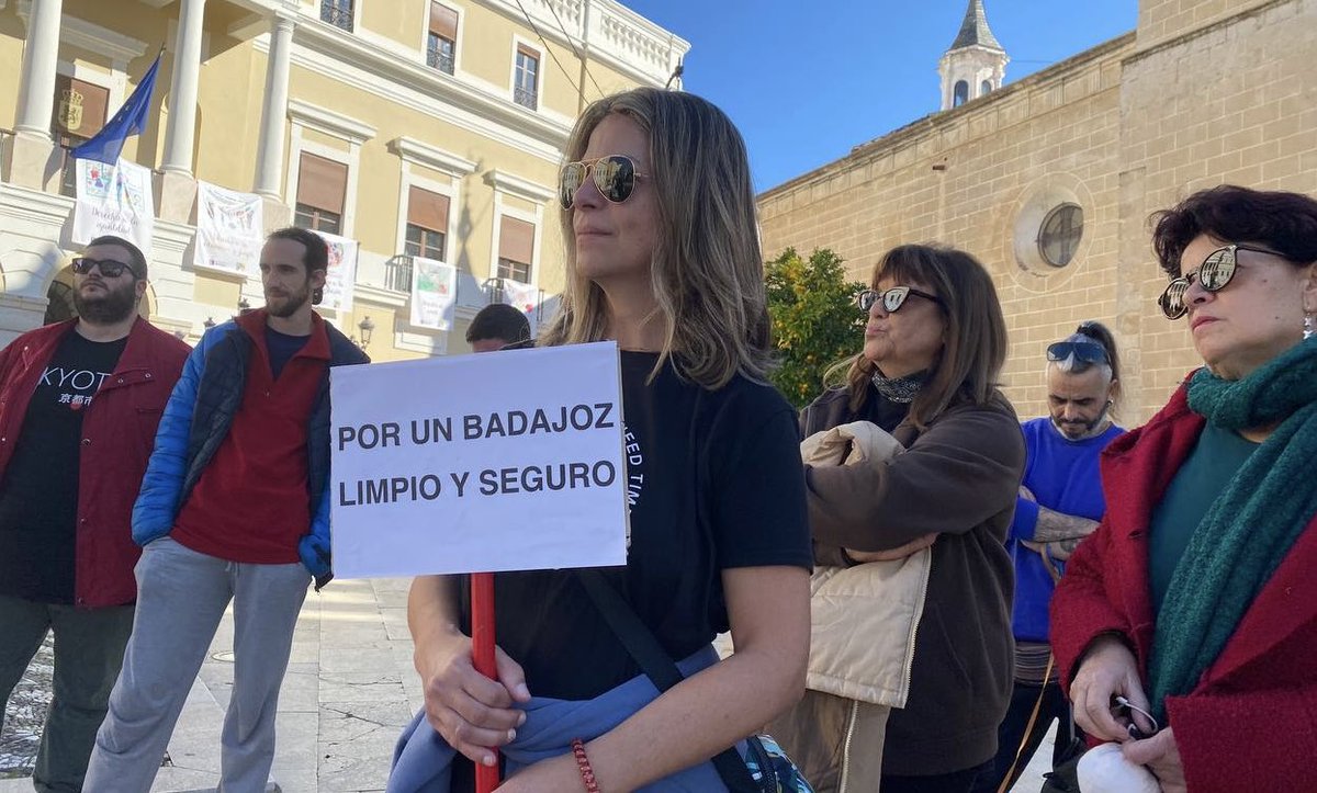 PonteBalas's tweet photo. Hoy un grupo de vecinos y vecinas de los diferentes barrios de Badajoz nos hemos manifestado ante el Ayuntamiento para protestar por el mal estado del alcantarillado y contra el abandono de nuestros barrios. ¡Queremos vivir en una ciudad limpia y segura!
🤍🖤🤍🖤🤍🖤 https://t.co/GcwVlk9sjh