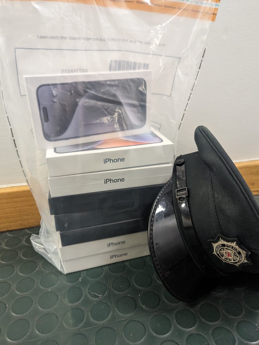 PSNINMDown's tweet photo. Recently C Section Newry Local Policing Team, following an arrest, recovered numerous fake mobile phone devices.
In the run up to Christmas please be mindful of potential scams. If the price is below that of the retail value, please be cautious.
#keepingpeoplesafe #scamwise https://t.co/QiajLR4LdG