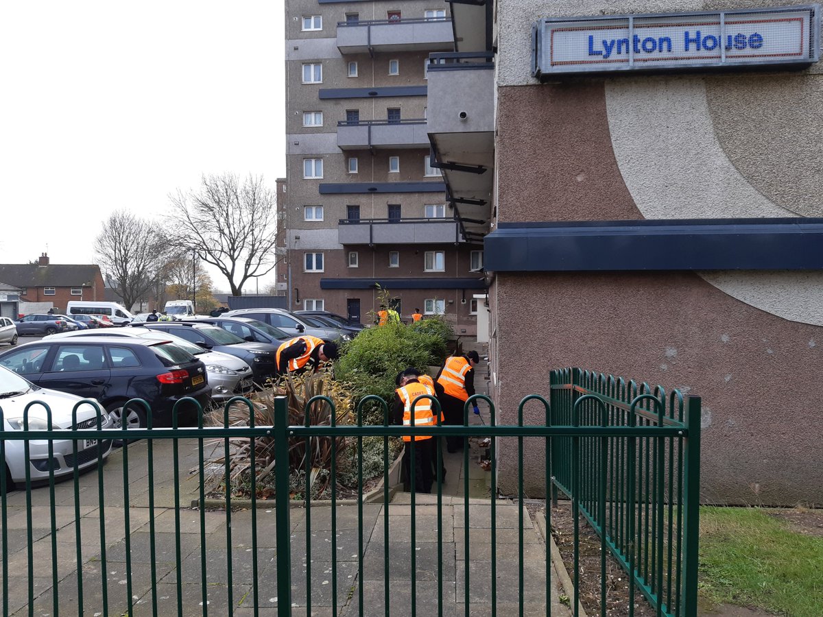 ErdingtonWMP's tweet image. #Kingstanding officers along with #5BE @CadetsWMP have conducted, weapon sweeps around Wyrley Birch, Witton Lakes and Finchley Park

We also done a leaflet drop to residents to around Finchley Park re the regeneration of Fincley Park. 

#Opsceptre
#Communitypolicing