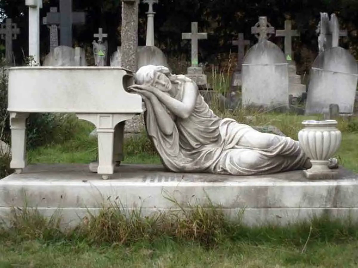 BevJRogers's tweet photo. Gladys and her Piano (1897-1931) in City of London Cemetery, Manor Park
Gladys Spencer was a popular music & dance teacher, charity worker & Music Hall artist who died aged 34. The depiction of her sleeping beside her grand piano is quite beautiful
#graveart #gravestories https://t.co/eVwSQt5ca5