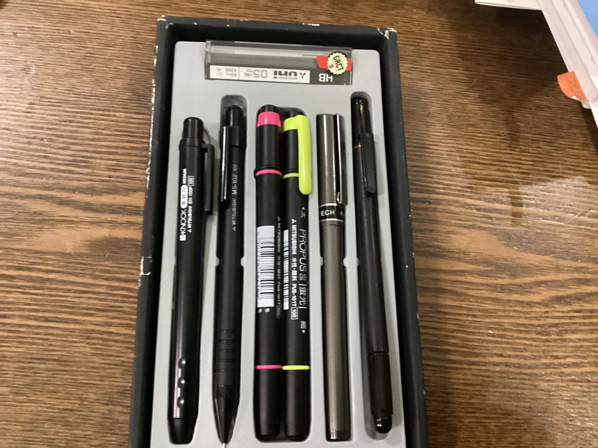 父からの頂き物です
十年前くらいの文具セットらしいです
珍しいものあるかわからないんで教えてもらいたいです。