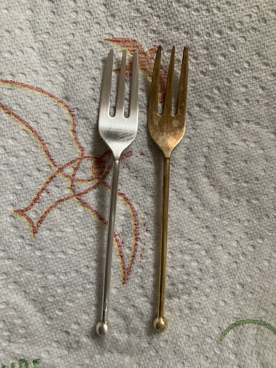 Zangstem's tweet image. Best een bevredigend klusje, het zilver poetsen.