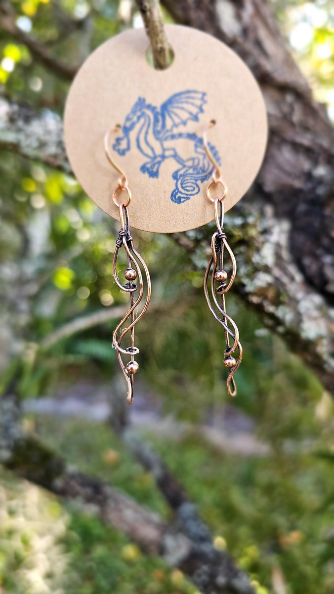 dragondecoris's tweet photo. Swirly copper wire and copper bead earrings, oxidized and polished for antique look. Copper ear wires not oxidized. 2⁵⁄₈” drop from top of ear wire to bottom of earring. $22 incl. shipping.

https://t.co/P7zQp9jaXi

#earings #handmade https://t.co/hvWu8ZfbWZ