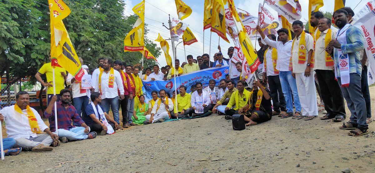 ChandraTheegala's tweet photo. గూడూరు-విందూరులో ఉన్న రోడ్ల దుస్థితి ఫై  @JanaSenaParty @JaiTDP పార్టీలు ఉమ్మడి పోరాట కార్యక్రమంలో
ఇదేమి రాష్ట్రం..ఇదేమి రాష్ట్రం 
గుంతల రాష్ట్రం..గోతుల రాష్���్రం 

@PawanKalyan @mnadendla
@NagaBabuOffl @JSPManuKranth
@AjayaKumarJSP
#GunthalaRajyamAP #WhyAPHatesJagan https://t.co/P6ysCqiYWA