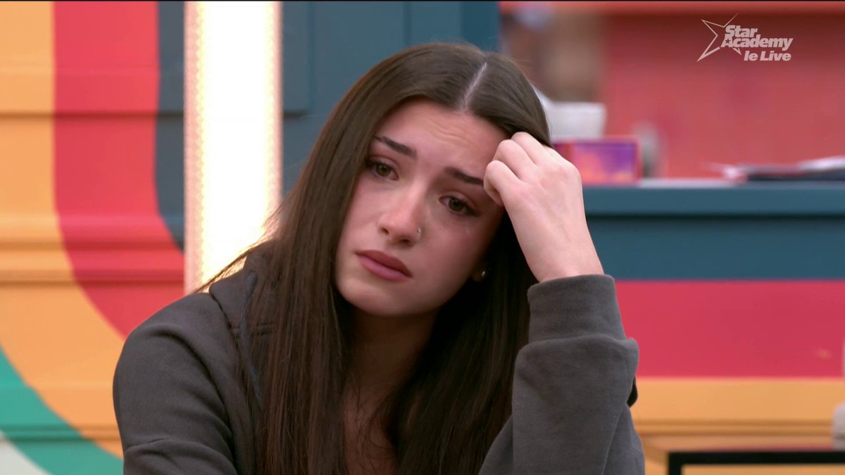 staracreact's tweet photo. Debrid de Lénie sur Dua Lipa 
Lénie "j'ai eu un soucis avec ma voix et je pense que j'étais pas prête même si j'en étais capable. La presta j'étais pas fière, j'ai pleuré, c'est la Honte. A l'écran, je vois la même chose. J'ai beaucoup donné de mon énergie pour réussir"

Cécile "challenge compliqué, je t'avoue avoir été surprise du manque de pétillant que tu as d'habitude. Pas de sourire, on a sentie que tu t'amusais pas. Ça doit pas arriver. Je me suis renseigné, on m'a dit que t'étais pas à fond dans les répètes. Faut être à fond même quand on est fatigué en répète. Faut repousser les limites. 
Vocalement, faudra voir avec adeline, c'est pas normal que tu ais mal à ta voix.
Tu étais pas à fond, on est là pour travailler, ça va le faire si tu lâches pas"

Lénie "ça me touche qu'on dise que j'étais pas à fond dans les répètes."
#StarAcademy #StarAcademyLeLive