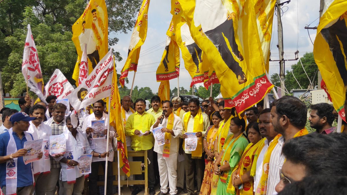 ChandraTheegala's tweet photo. గూడూరు-విందూరులో ఉన్న రోడ్ల దుస్థితి ఫై  @JanaSenaParty @JaiTDP పార్టీలు ఉమ్మడి పోరాట కార్యక్రమంలో
ఇదేమి రాష్ట్రం..ఇదేమి రాష్ట్రం 
గుంతల రాష్ట్రం..గోతుల రాష్���్రం 

@PawanKalyan @mnadendla
@NagaBabuOffl @JSPManuKranth
@AjayaKumarJSP
#GunthalaRajyamAP #WhyAPHatesJagan https://t.co/P6ysCqiYWA