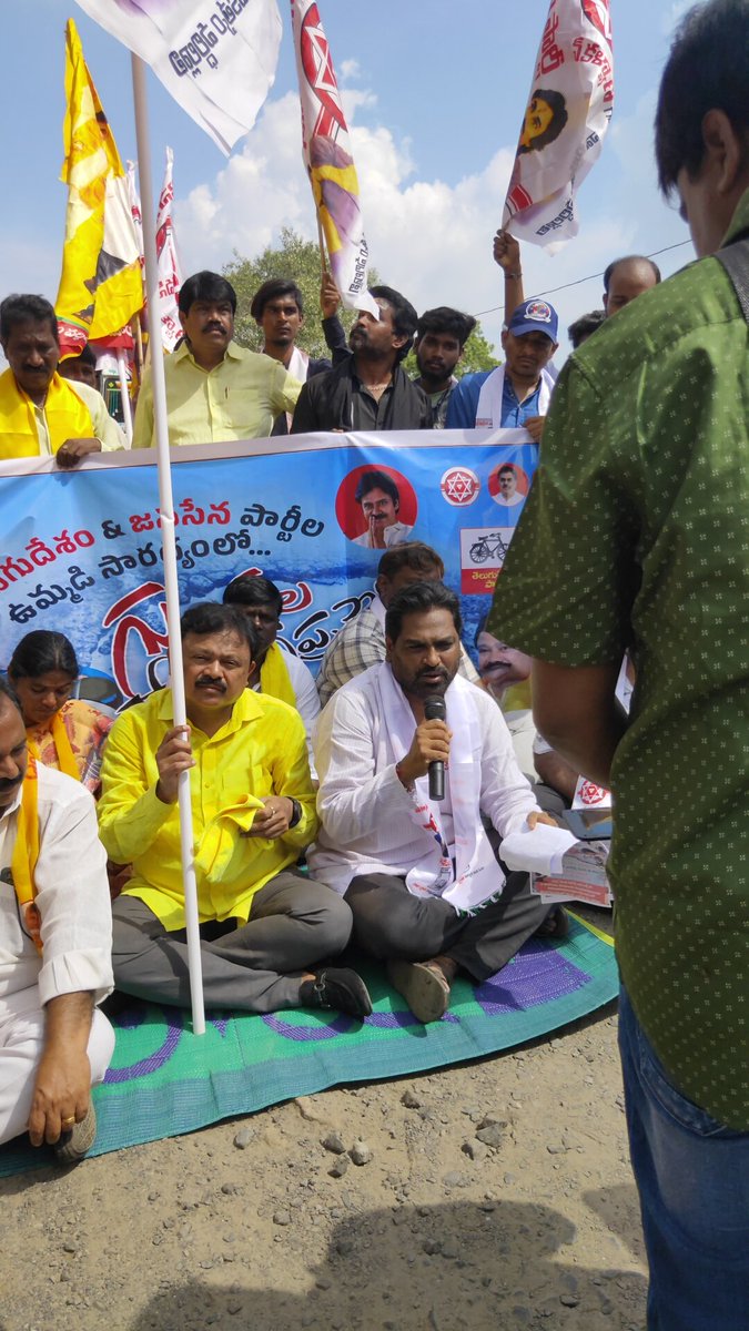 ChandraTheegala's tweet photo. గూడూరు-విందూరులో ఉన్న రోడ్ల దుస్థితి ఫై  @JanaSenaParty @JaiTDP పార్టీలు ఉమ్మడి పోరాట కార్యక్రమంలో
ఇదేమి రాష్ట్రం..ఇదేమి రాష్ట్రం 
గుంతల రాష్ట్రం..గోతుల రాష్���్రం 

@PawanKalyan @mnadendla
@NagaBabuOffl @JSPManuKranth
@AjayaKumarJSP
#GunthalaRajyamAP #WhyAPHatesJagan https://t.co/P6ysCqiYWA