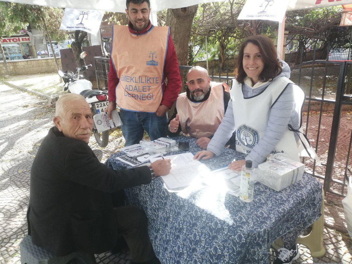 Bugün Edirne Emadder üyelerimiz yağmur, soğuk demeden stant ve broşür dağıtım etkinliği yapmıştır. 

Kendilerine 8 Eylül 1999 sonrası SGK girişli mağdurlar adına teşekkürlerimizi sunuyoruz.

<a href="/RTErdogan/">Recep Tayyip Erdoğan</a> <a href="/NumanKurtulmus/">Numan Kurtulmuş</a> <a href="/isikhanvedat/">Prof. Dr. Vedat Işıkhan</a> <a href="/memetsimsek/">Mehmet Simsek</a> <a href="/mehmedmus/">Dr. Mehmet Muş</a> <a href="/BY/">Binali Yıldırım</a> <a href="/Hayati_Yazici/">Hayati Yazıcı</a>