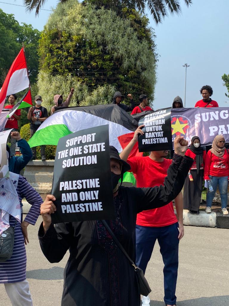 f_sedar's tweet photo. Aksi solidaritas untuk saudara-saudara kita di Palestina bareng kawan-kawan dari Gerakan Rakyat untuk Kemerdekaan Palestina. Udah lama banget Sedar nggak join bareng aliansi, akhirnya keluar kandang juga😁
Sungai sampai samudra, Palestina Merdeka✊ https://t.co/5QKndf7TXj