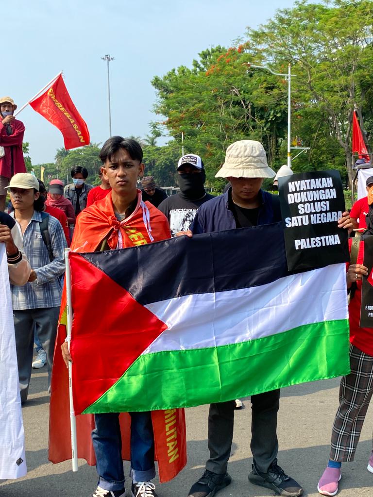 Aksi solidaritas untuk saudara-saudara kita di Palestina bareng kawan-kawan dari Gerakan Rakyat untuk Kemerdekaan Palestina. Udah lama banget Sedar nggak join bareng aliansi, akhirnya keluar kandang juga😁
Sungai sampai samudra, Palestina Merdeka✊