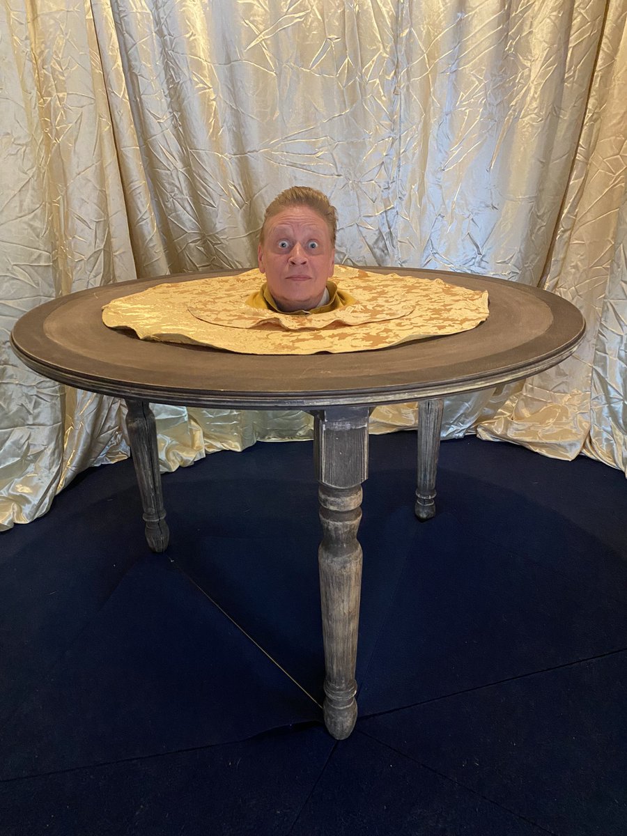 Tultiin <a href="/Sinkkamuseot/">Taide- ja museokeskus Sinkka</a> taikateemaiseen näyttelyyn, jossa oli myös Kalle Nion ja Luis Sartori do Valen elegantti taikaesitys. Hieno ja ajatuksia herättävä näyttely. Kuvan irtopää on puolisoni <a href="/tuomasmuraja/">Tuomas Muraja</a>