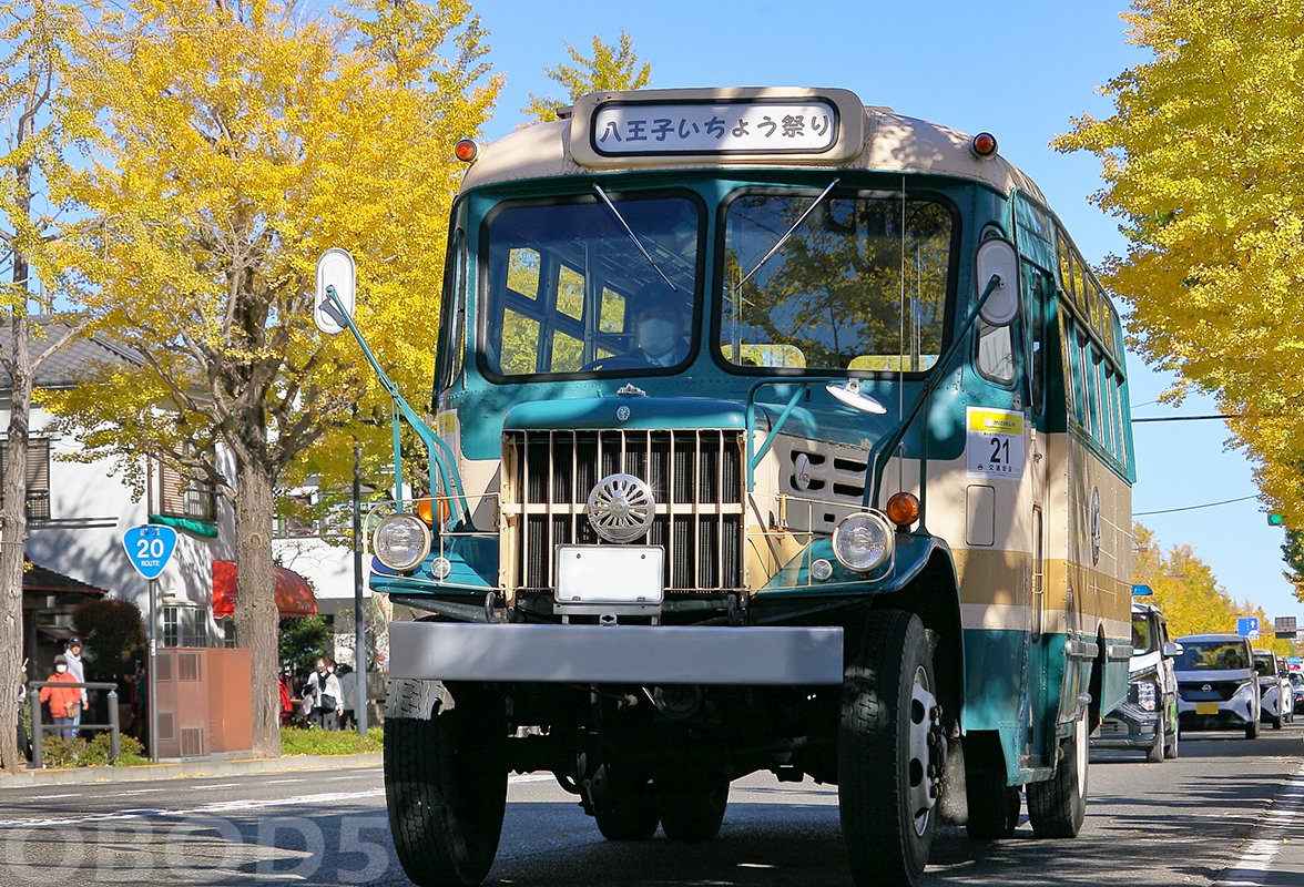 OBOD5's tweet photo. 今日は #八王子いちょう祭り へ出動💨 #ボンネットバス を見に行ってきました♪🚌🍁 #いすゞBXD30 #いすゞTSD40 https://t.co/y0PHtfu3Pd