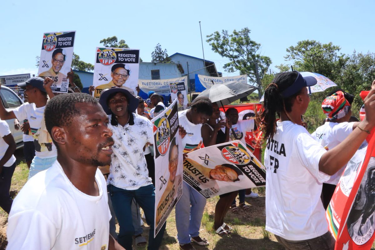 vote_ifp's tweet photo. πππIFP supporters share a moment of unity at their voters registration site. Sonqoba Simunye! Ungasali! #Shenge #RegisterToVoteIFP https://t.co/6DGUh025iy