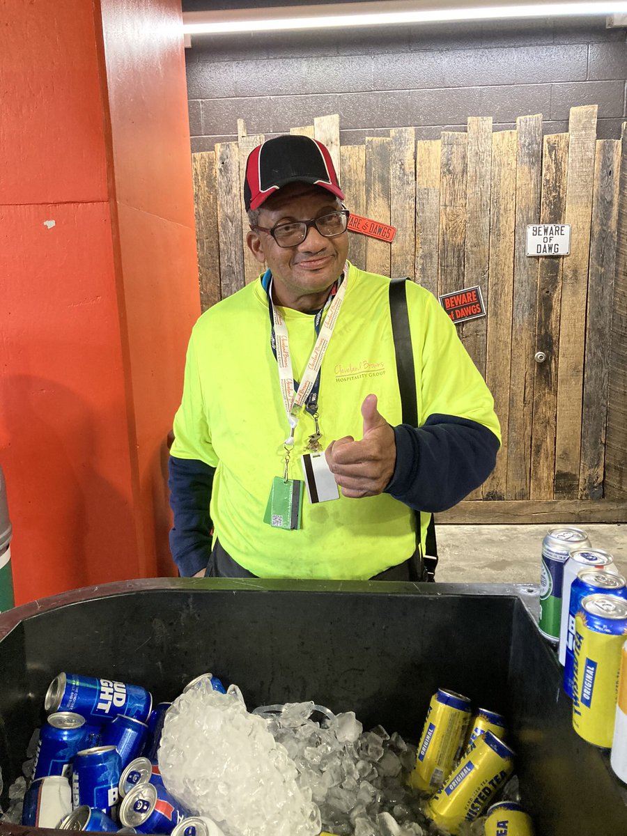 Great to run into Les 'Beer Guy' Flake at Browns Stadium. With an incredible 49 years in the beer-selling business, he's an icon in the lives of Cleveland sports fans, known for his distinctive voice spanning almost half a century. Plus, he's a proud power user of @Cleveland_PL