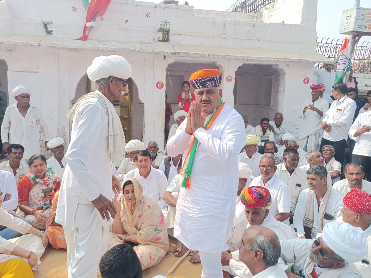 papuramdara's tweet photo. #विधानसभा_क्षेत्र_भोपालगढ़ से कांग्रेस प्रत्याशी #श्रीमती_गीता_जी_बरवड़ के साथ में क्रमानुसार जन संपर्क के तहत् ग्राम कुड़ में कांग्रेस के पक्ष में मतदान करने की अपील की !

#कांग्रेस_फिर_से
#आपणों_भोपालगढ़_आपणों_परिवार 
#Bhopalgarh #GeetaBarwar #CongressPhirSe https://t.co/IWNVlupDLN