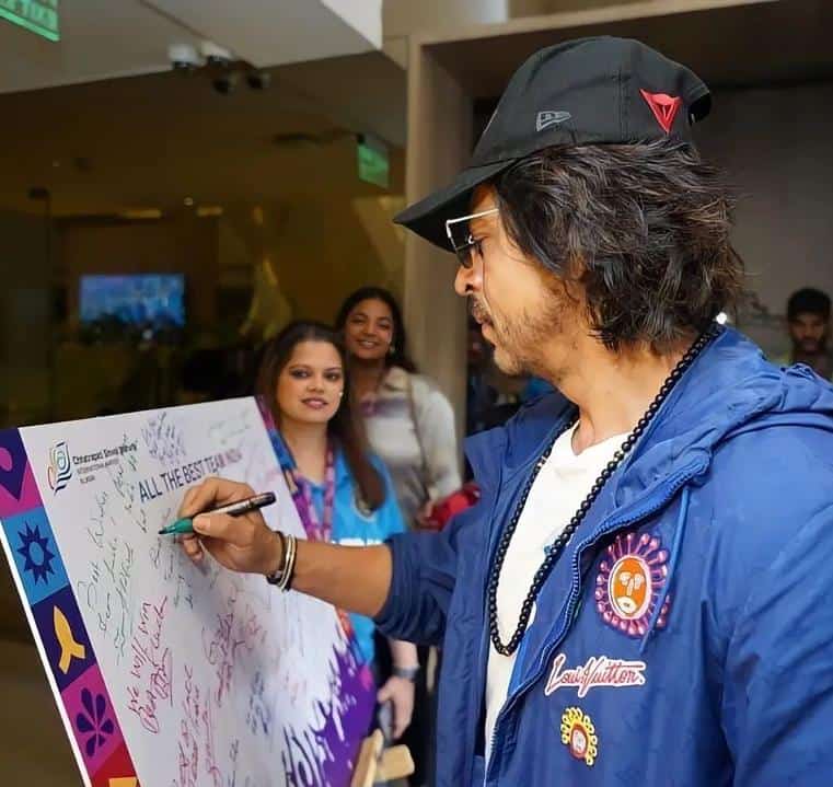 teamsrkfc's tweet photo. All the best Team India - Autographed by King #ShahRukhKhan 👑

@iamsrk @BCCI 

#INDvsAUSfinal #AUSvIND #Worldcupfinal2023 #WorldcupFinal https://t.co/q7M8bTgFBd