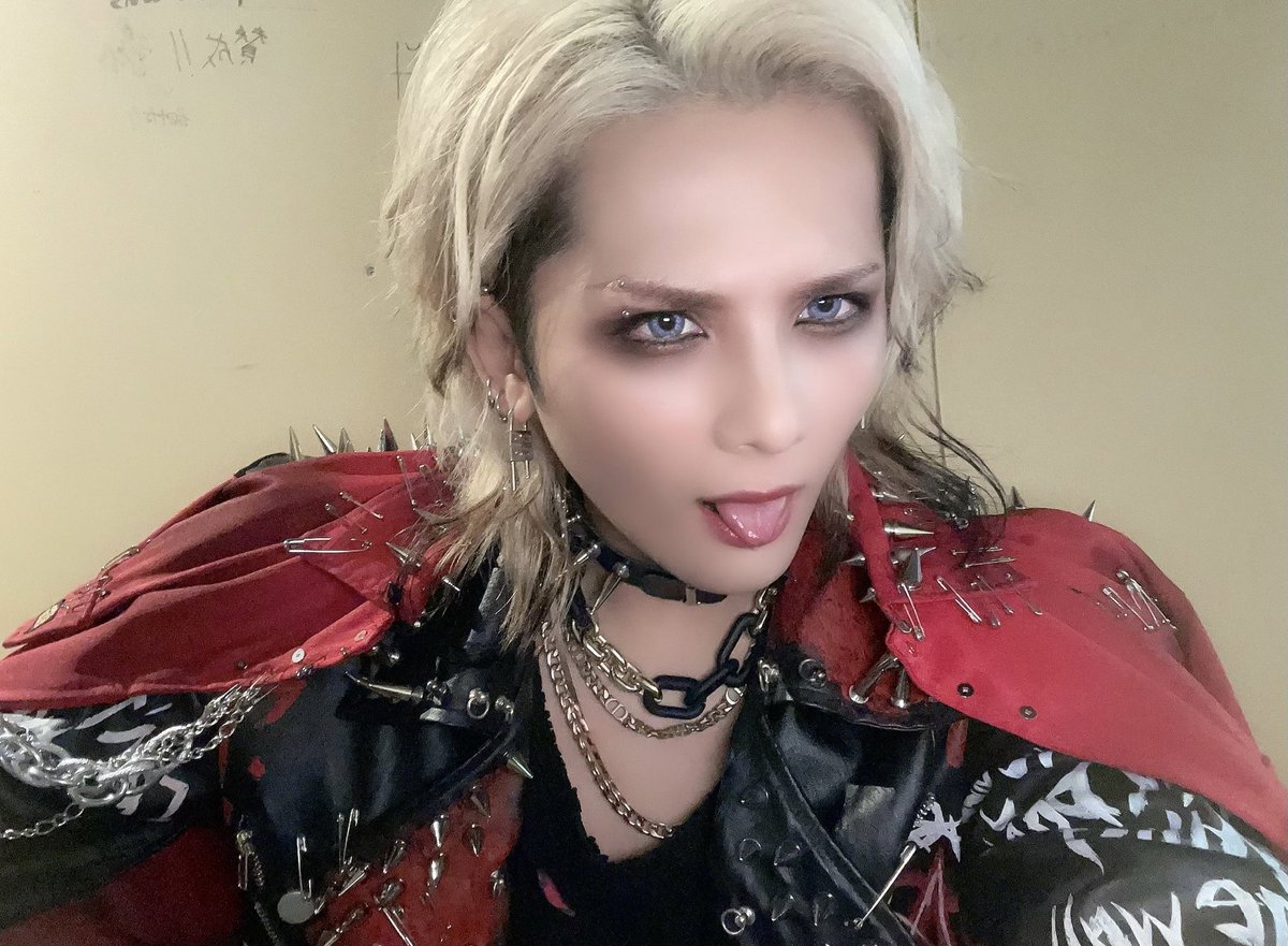 royz_214_subaru's tweet photo. 暴歌限定行脚-地獄愛- 長野
長野やばすぎた。6本目で地獄愛の真髄を覗いた気がした。何回も死んだわ。
おかげさまで越えたその先で引きずり出された想いがあって　
ハートレス　よかったなあ。
最高に地獄愛でした
ありがとうございました。
次は数日後の浜松地獄で愛ましょう。
ライブ熱いし汗めっちゃかくしでも外寒いし体調には気をつけろよてめーら別に心配してないんやからなおら