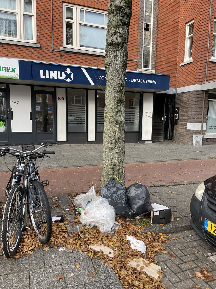 MargotDeBoks's tweet photo. Goeverneurlaan thv 159 en 227, alles dagen van de week ligt hier vuilnis, jaar in jaar uit @GemeenteDenHaag #hotspot #isgemeld #alleenopruimenisnietgenoeg https://t.co/FMJ1rbkYeK