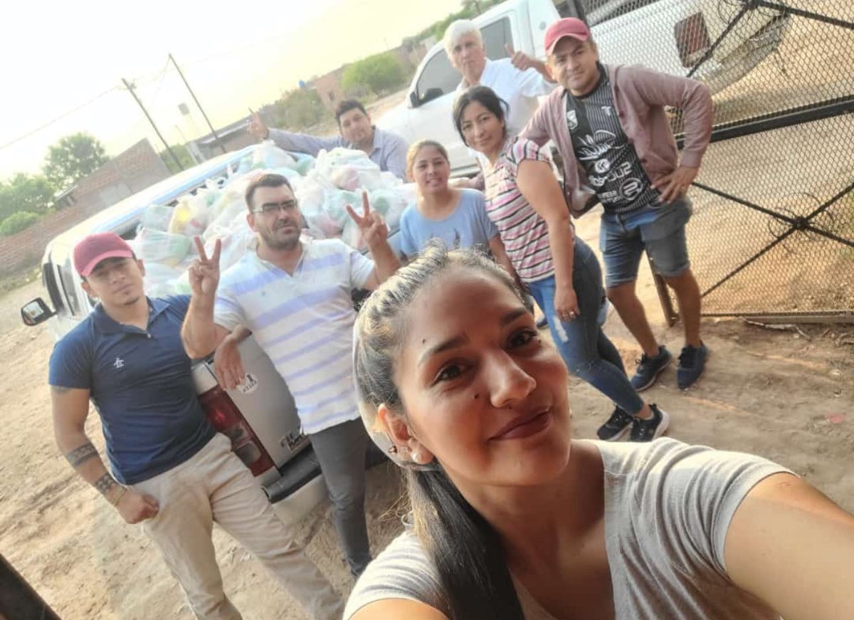 GabyLevinas's tweet photo. Infran trae en camiones a Wichis y Qom de las inmediaciones de Ingeniero Juarez a votar bajo amenaza de perder planes o pensiones. Organiza la movida el concejal Martiarena. Quien recibe los camiones y les entrega bolsitas de alimentos. Movimiento Evita. https://t.co/iAHQaRCtAR